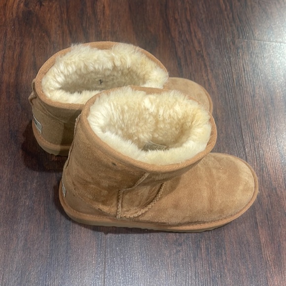 Used Girls Original Ugg boots size 4 - Picture 2 of 3
